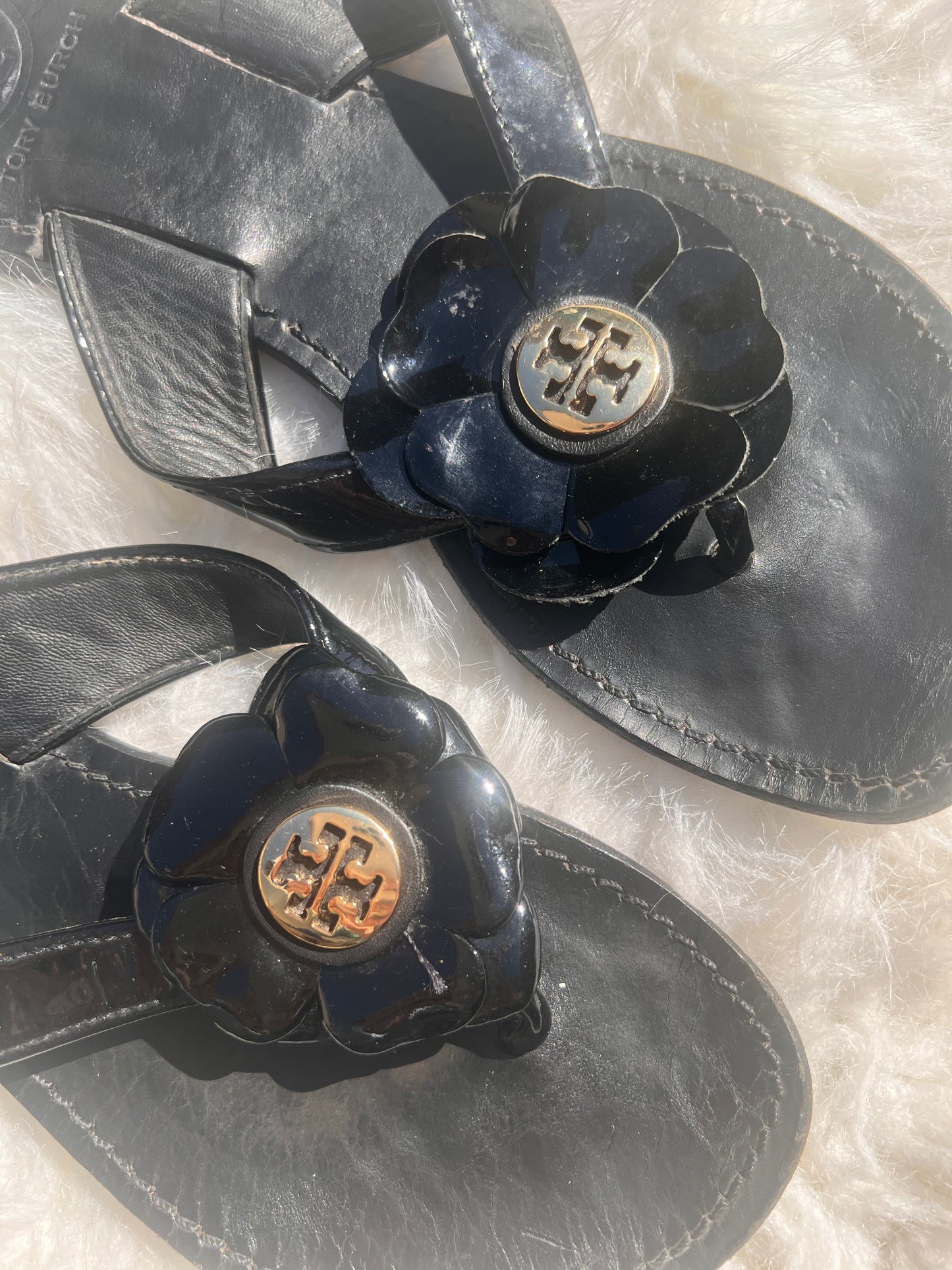 Tory Burch Breely Black Patent Gold Logo Flower Flip-Flops Sandals US 7